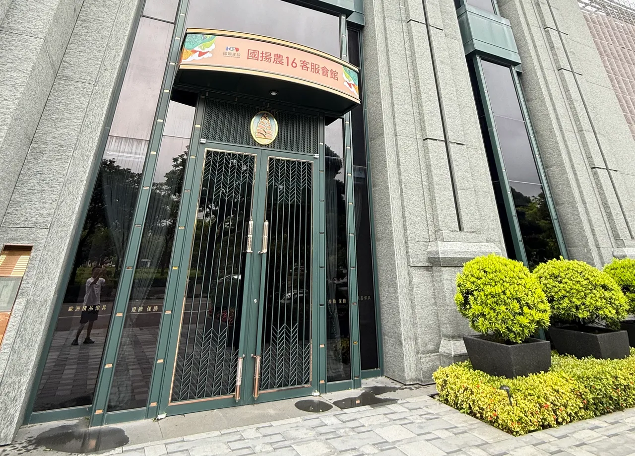 「国扬铂御」有在京城指标豪宅「京城天赞」承租店面跟购屋族互动，原先要举办大型说明会，最终因故取消。叶家铭摄