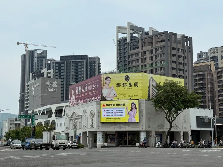 郡都集團「郡都巨蛋」目前實登揭露87戶，佔整個社區超過5成，均價落在65萬元，最高成交單價來到72.8萬元。葉家銘攝