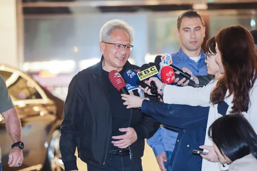 马斯克喊「自盖AI晶片超级工厂」　黄仁勋：要像台积电一样太难了