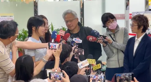 马斯克喊「自盖AI晶片超级工厂」　黄仁勋：要像台积电一样太难了