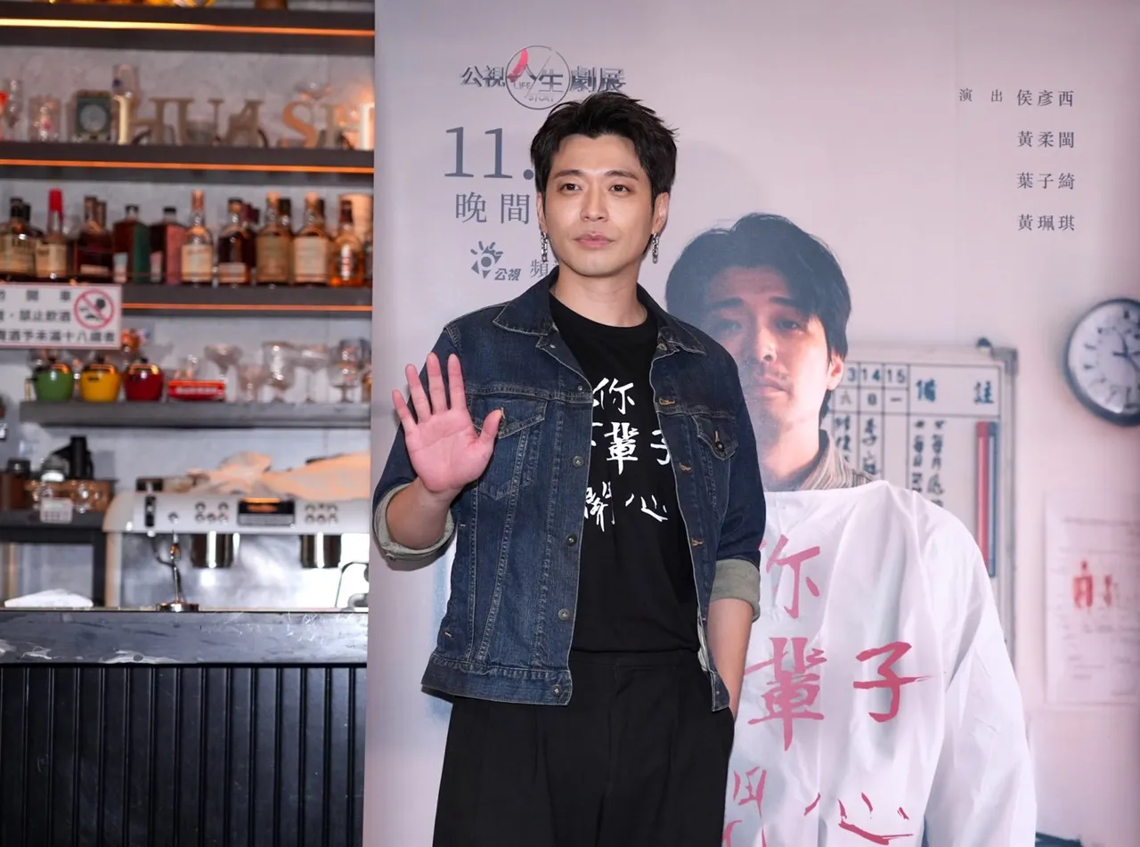 侯彦西饰演大体修复师。摄影中心摄