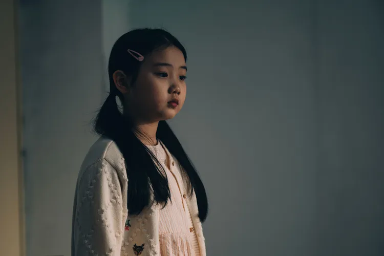 葉子綺戲裡遭到家暴。公視提供