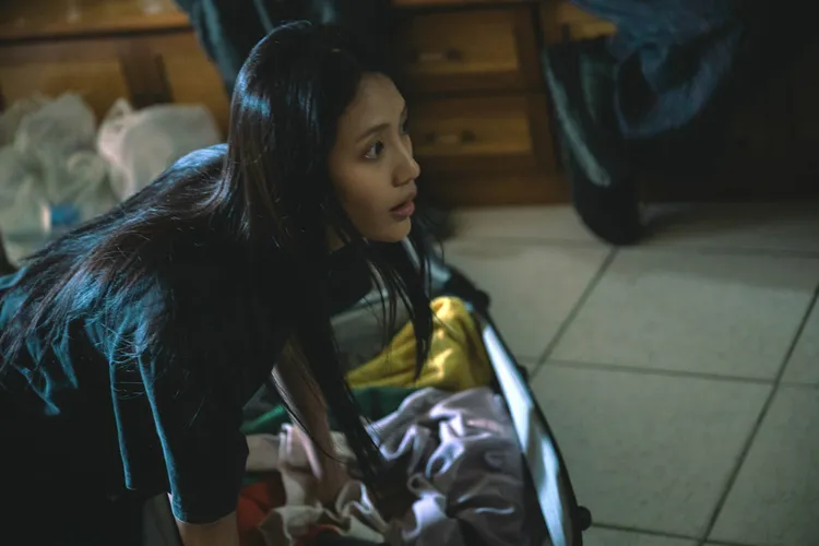 黄珮琪饰演对女儿家暴的母亲 。公视提供