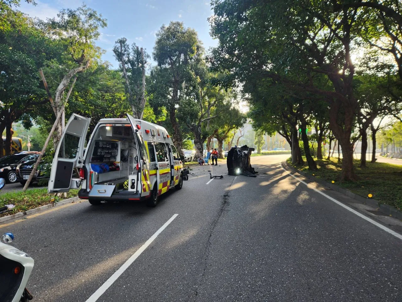 吴姓驾驶受伤送医。翻摄画面