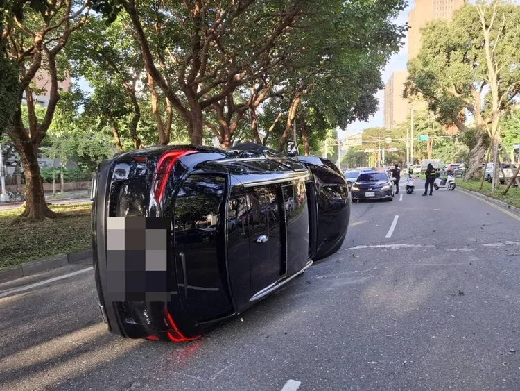 小客車翻覆。翻攝畫面