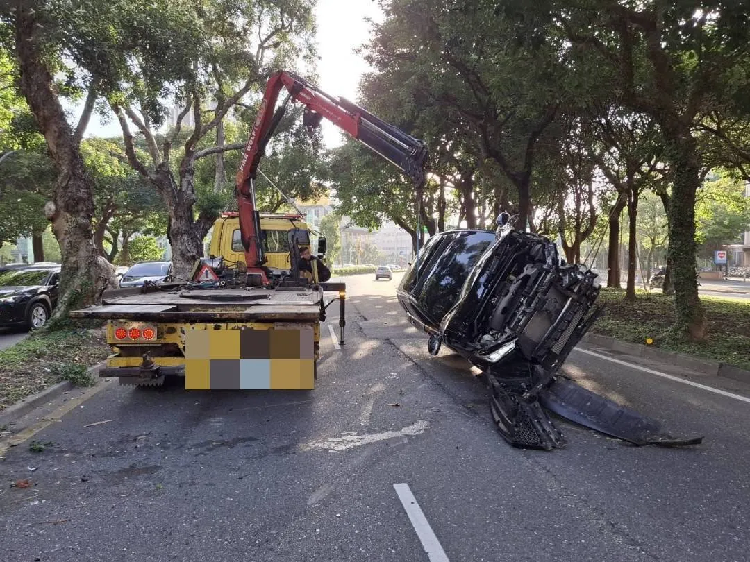 拖吊车到场排除。翻摄画面