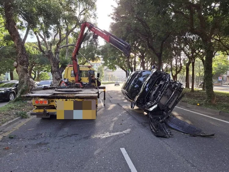 拖吊車到場排除。翻攝畫面