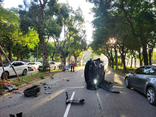 北市辛亥路小客车自撞安全岛翻覆　「怎么发生？」驾驶吓到全忘了