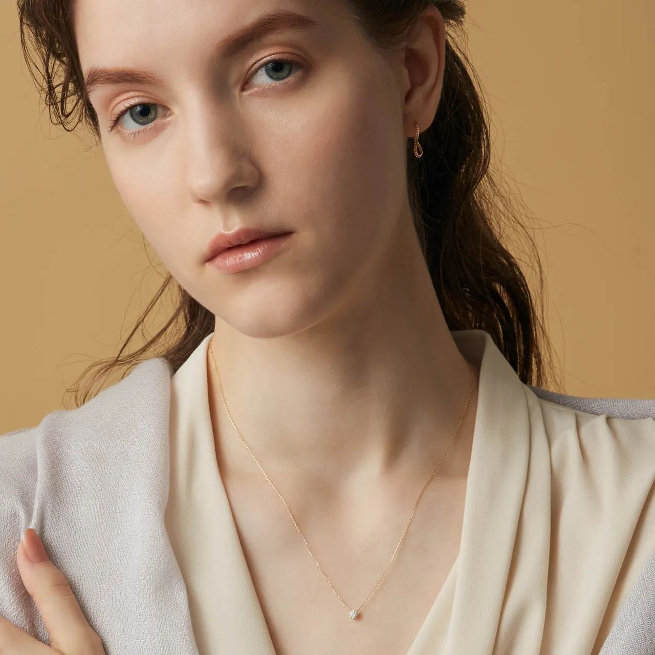 「Lueur Diamond微光細鑽工藝系列」透過細小的鑽石閃爍，帶來低調持久魅力。品牌提供