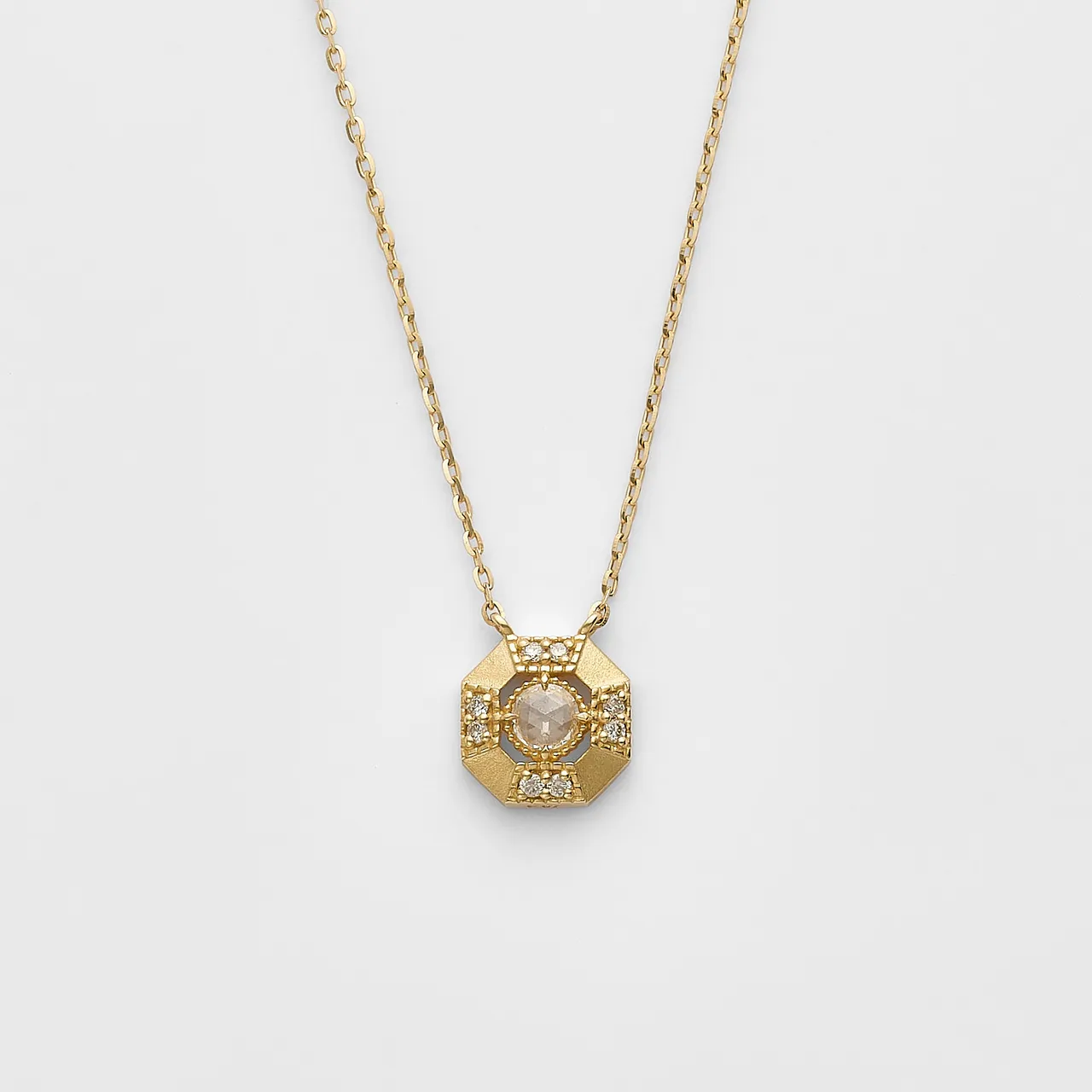 agete霧面八角鑽石項鍊，3萬9300元。品牌提供