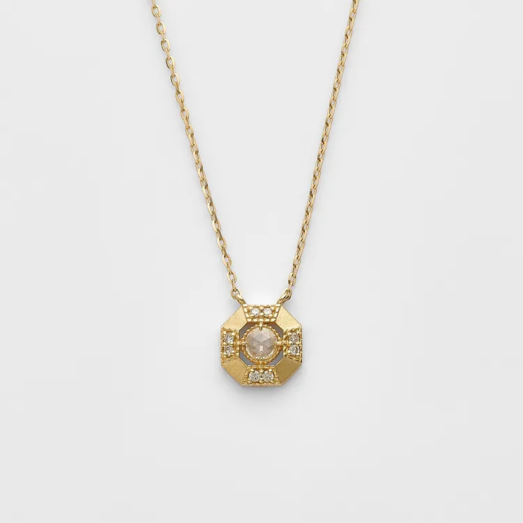 agete霧面八角鑽石項鍊，3萬9300元。品牌提供