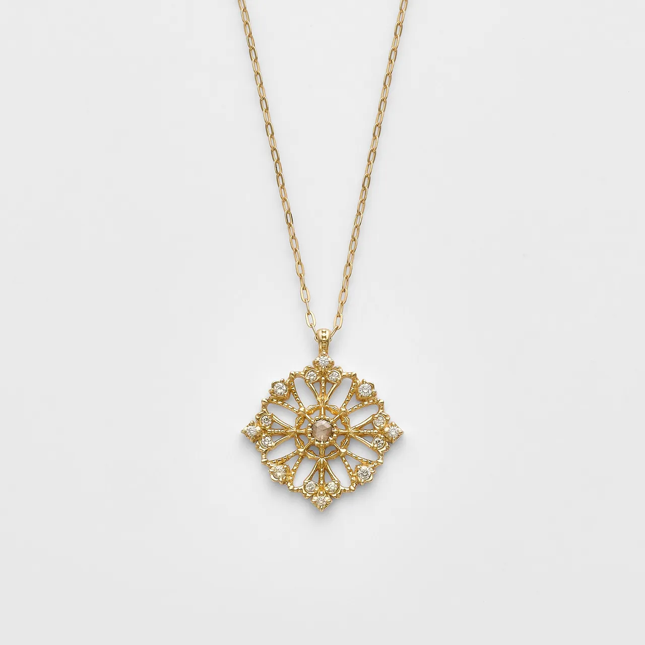 agete刻紋玫瑰花窗鑽石項鍊，1萬2100元。品牌提供