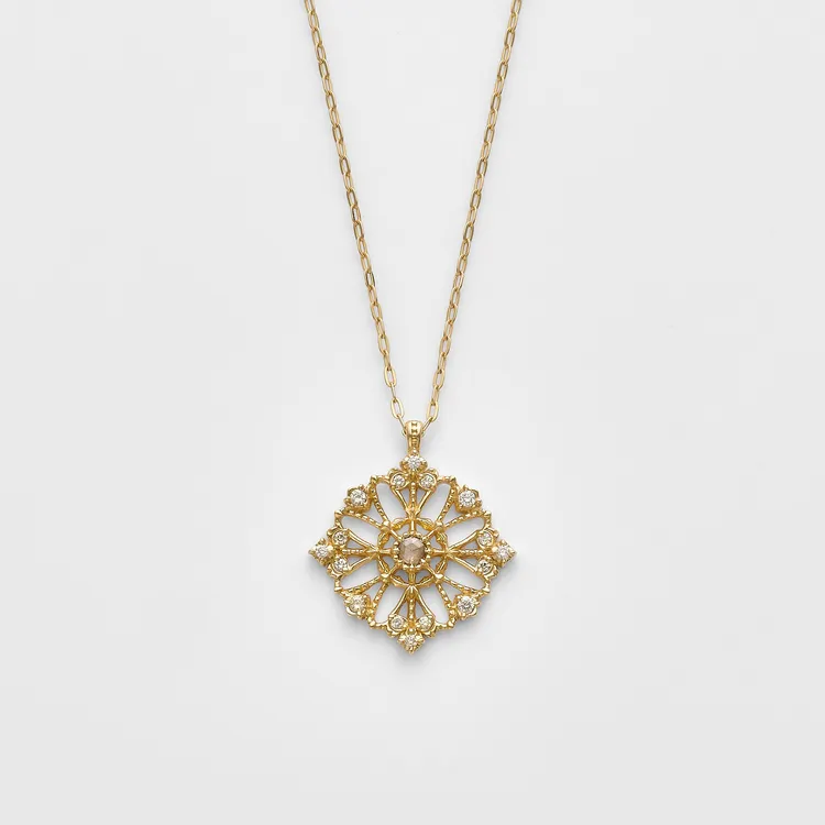 agete刻紋玫瑰花窗鑽石項鍊，1萬2100元。品牌提供