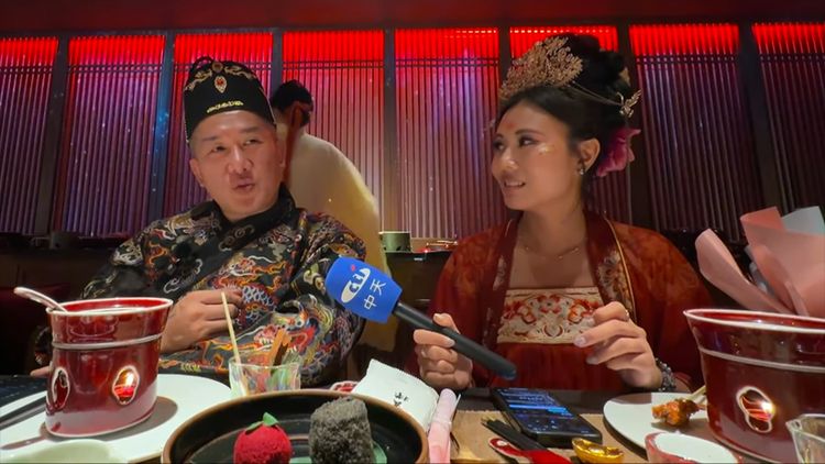 小粉紅聲援館長　批員工用「陳年瑣事」要脅勒索