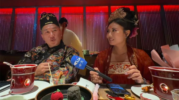 圖為網紅「館長」陳之漢（左）之前訪中體驗上海宮宴。翻攝自「館長惡名昭彰」YouTube