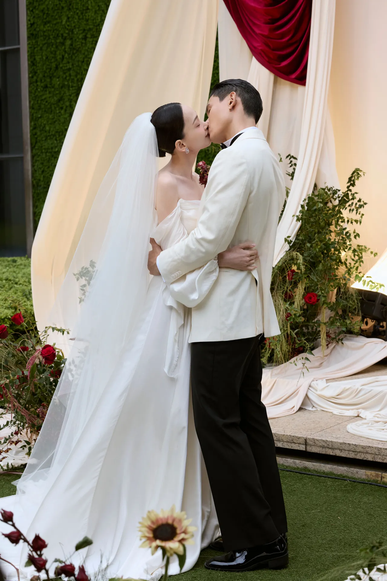 林映唯今天举行婚礼，她跟另一半Richard交换誓言并拥吻，引起现场阵阵欢呼。自由试娱乐提供