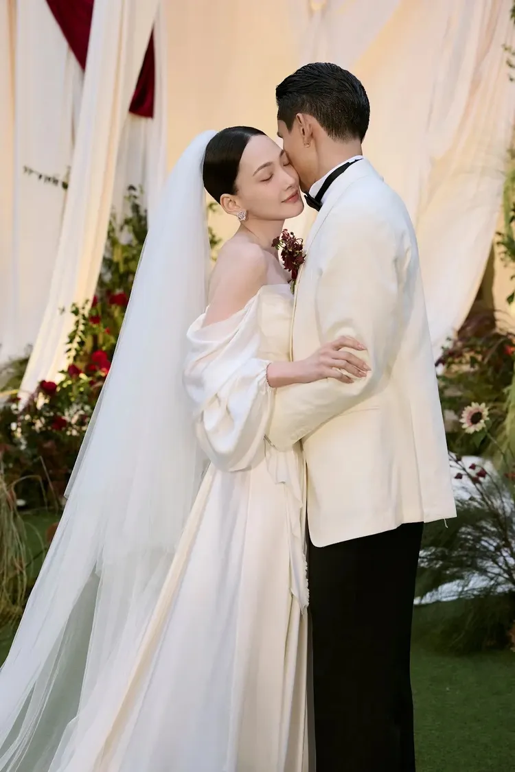 林映唯正式升格人妻，她在老公Richard懷中洋溢幸福表情。自由試娛樂提供