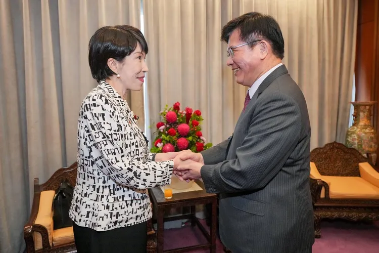 日本首相高市早苗（左）、外交部長林佳龍（右）。外交部提供