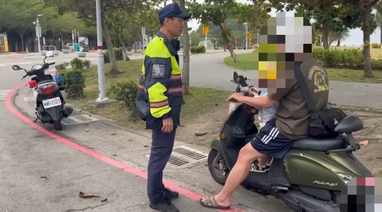 別好奇了!颱風天想觀浪 鼓山警方勸離這麼多人