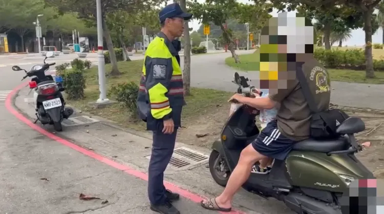 警方劝离观浪民众。翻摄画面