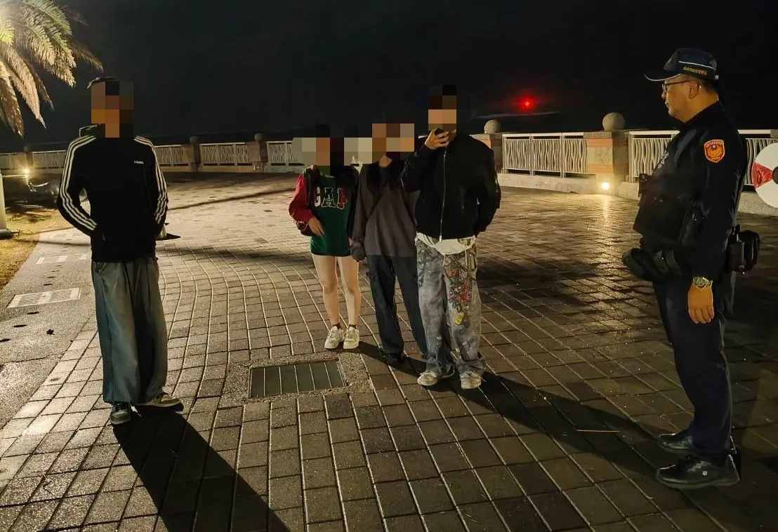 警方劝离观浪民众。翻摄画面