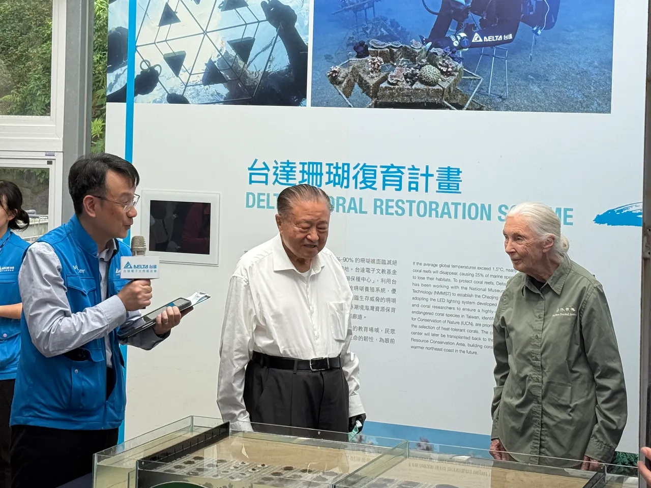 珍古德博士（右）今年曾亲自参访潮境珊瑚保种中心，并与台达电创办人郑崇华（中）同台推广珊瑚复育。吕承哲摄
