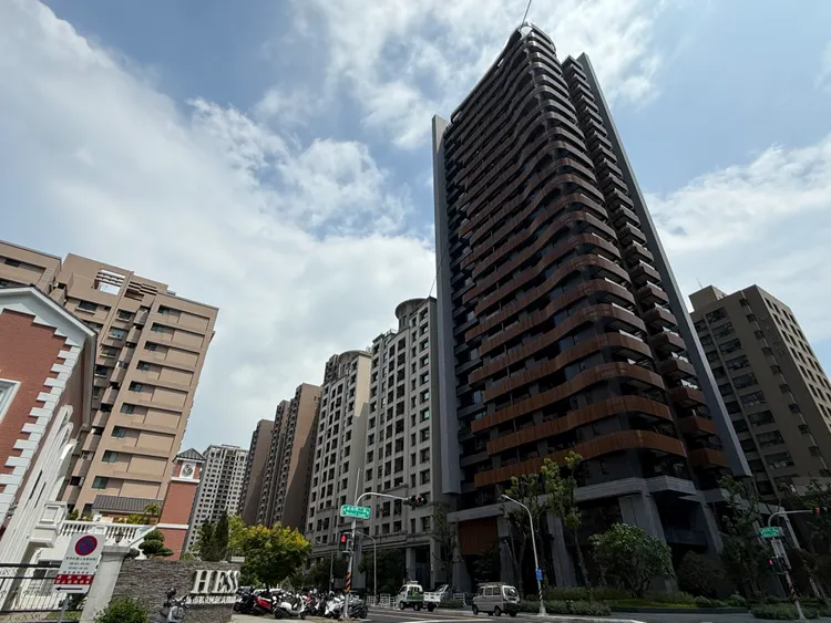 仰德建設推出「仰德美術館」，屬於換屋型產品，但實登揭露已完銷，其單價均價高於區段多數個案。葉家銘攝