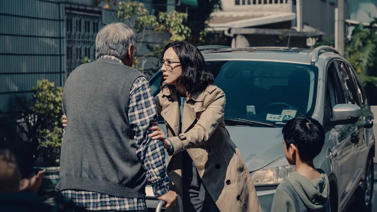 张钧宁在影集揭「三明治世代」职场妇女困境。台湾公共电视、中华电信、瀚草文创提供