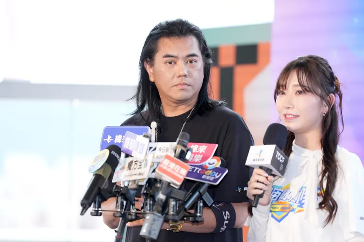 製作人B2（左）和麻由。攝影中心攝