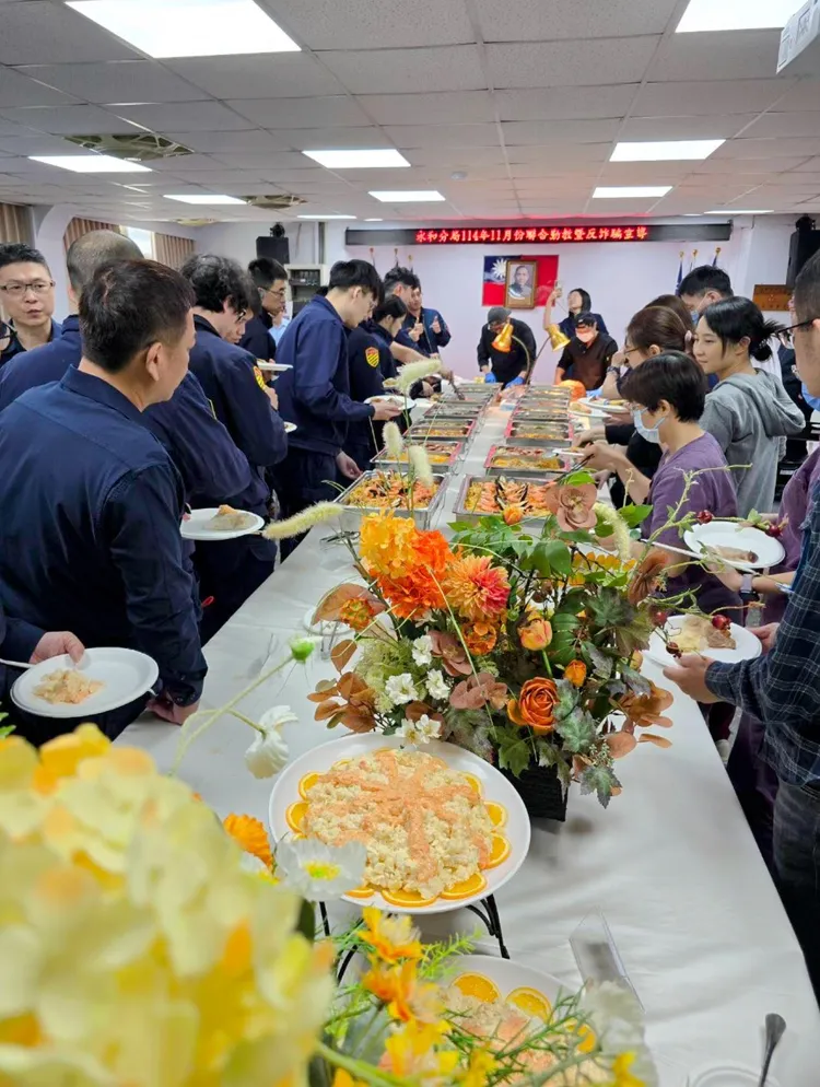 牙醫師公會理事長温世政也特別準備感恩節火雞大餐。翻攝畫面
