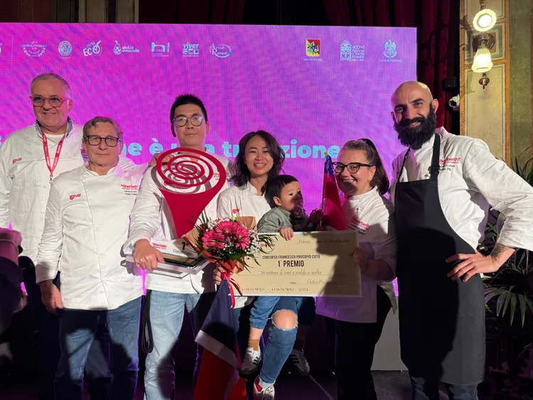 趙韻嵐與家人上台領獎。趙韻嵐提供