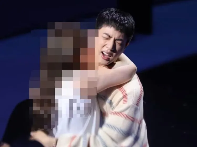 JIN去年退伍後舉行粉絲活動，驚被女粉絲偷親臉頰。翻攝news1