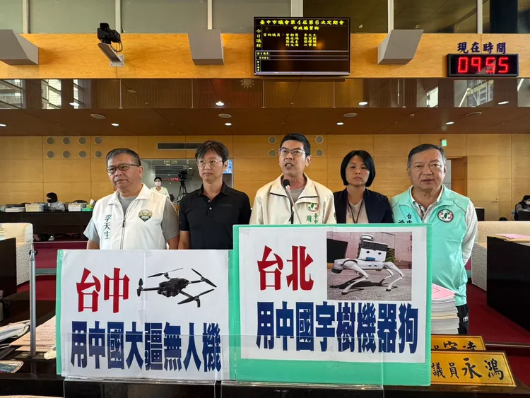 市議員曾朝榮（右一）等人批評消防局仍使用中國製無人機，消防局稱早已禁用，當天是救災人員私下帶到場使用。民眾提供