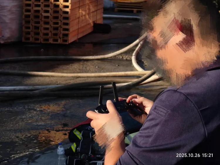 台中市龙井区上月底工厂火场，现场救灾人员使用中国制无人机，被民众拍到。曾朝荣提供