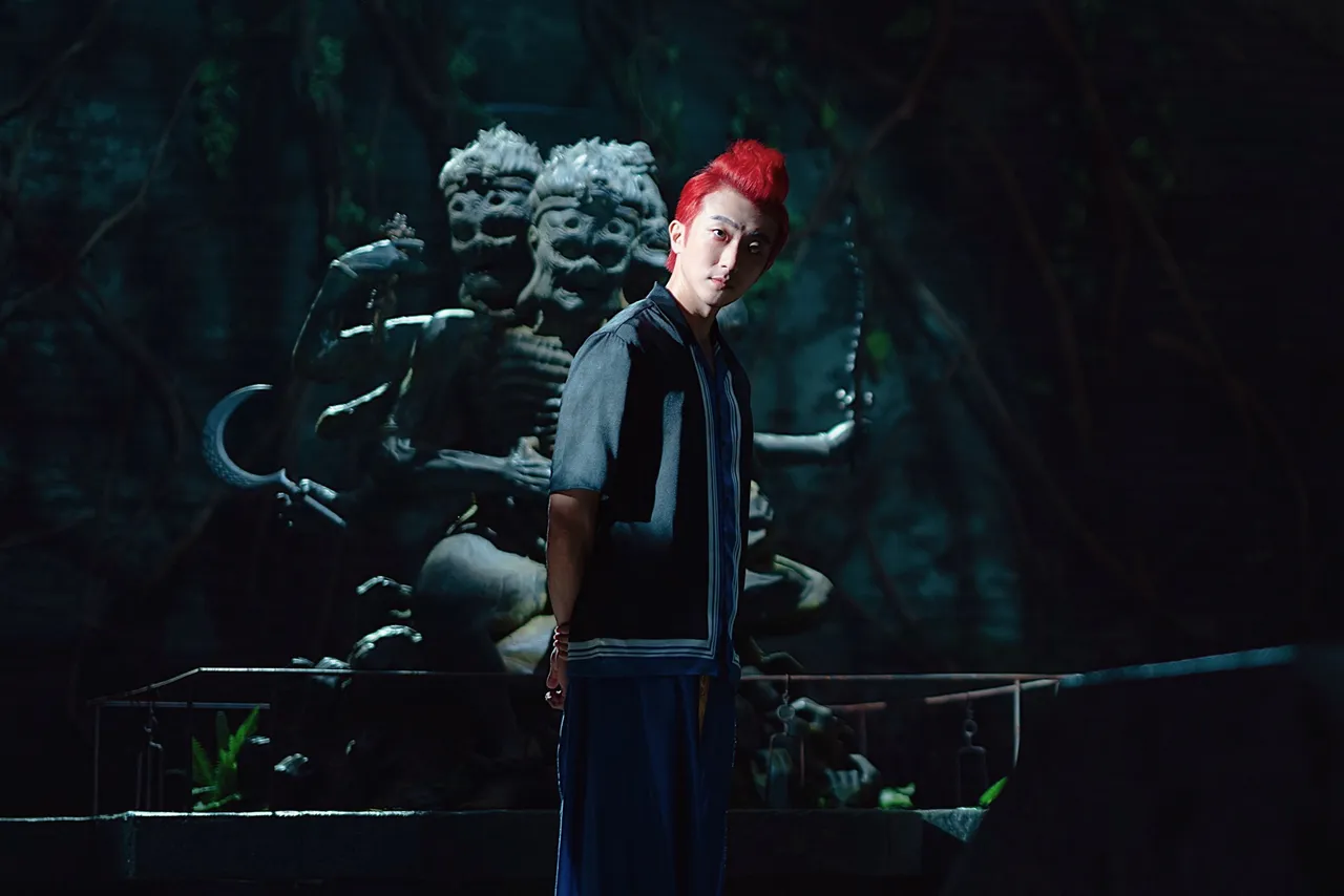 张怀秋吐黑雾「背部现骷髅」恶魔之王震撼登场。光盛影业提供