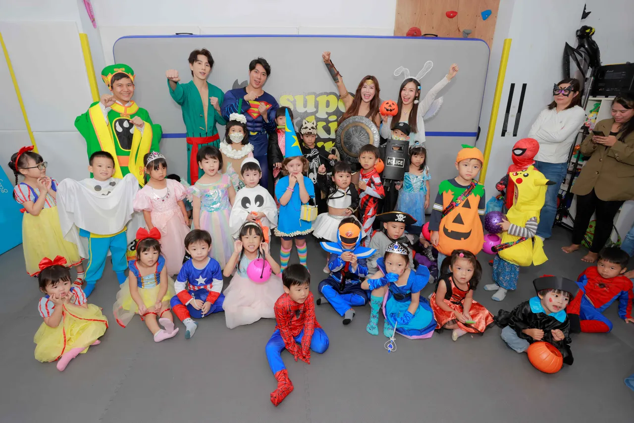「小超人综合体能俱乐部」学员变身小英雄!嗨翻万圣节派对。小超人综合体能俱乐部提供