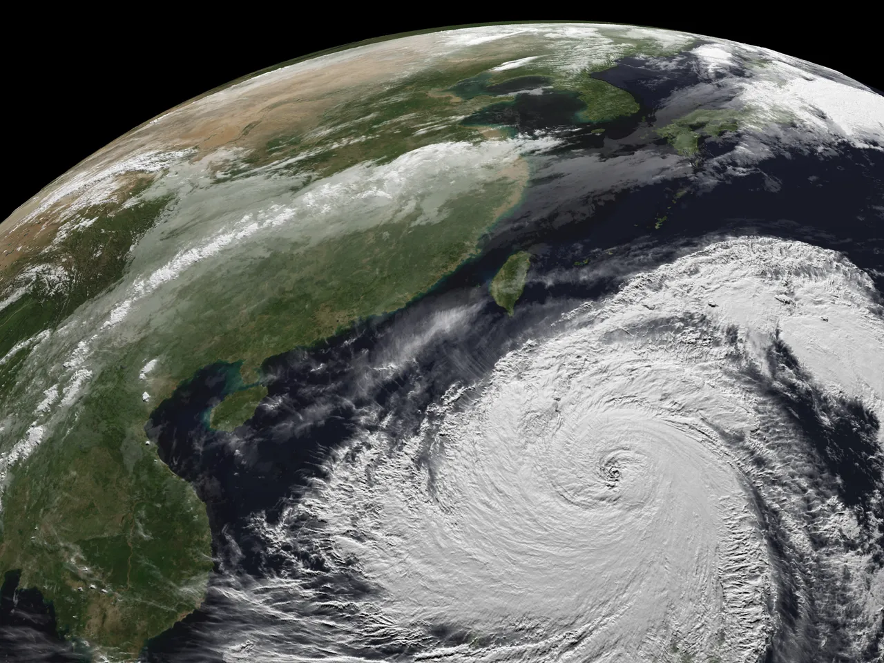 凤凰台风结构完整并持续增强，今起将途经菲律宾吕宋岛后北转接近台湾。国家灾害防救科技中心提供