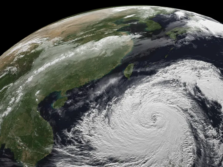 鳳凰颱風結構完整並持續增強，今起將途經菲律賓呂宋島後北轉接近台灣。國家災害防救科技中心提供
