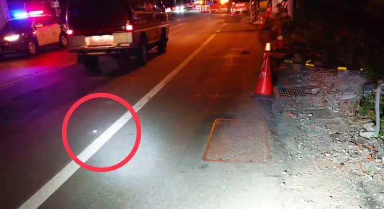 車禍現場遺留的拖車鉤蓋。警方提供