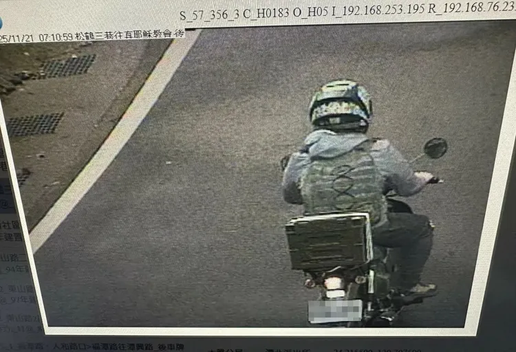 監視器拍下江男騎機車前往登山口。翻攝Threads