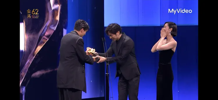 日本影帝西島秀俊（中）頒獎給張震。翻攝MyVideo