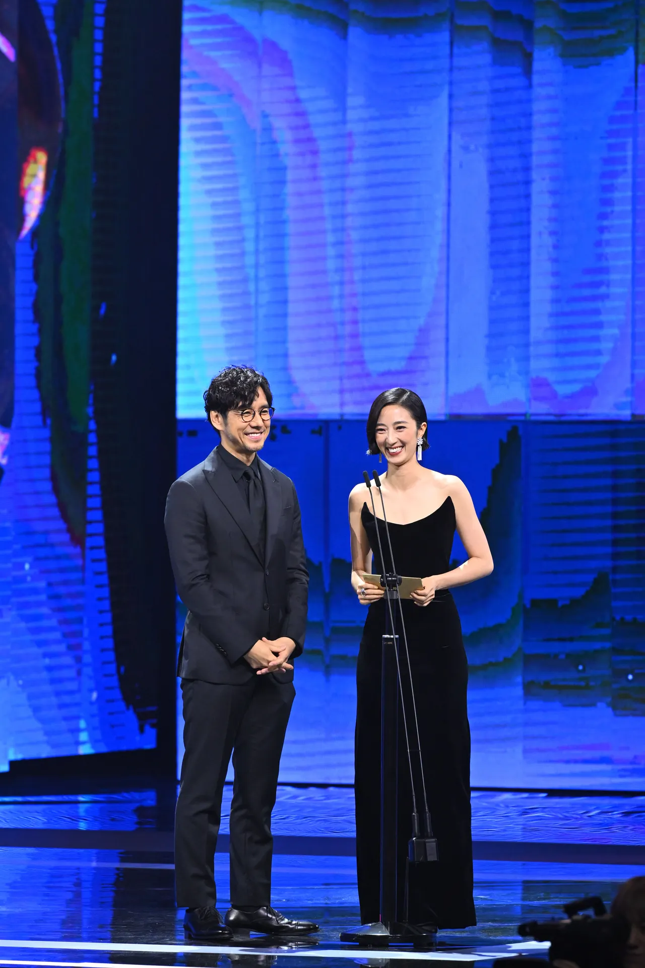 西島秀俊（左）和桂綸鎂合作電影《最親愛的陌生人》，一同頒發影帝獎。金馬執委會提供