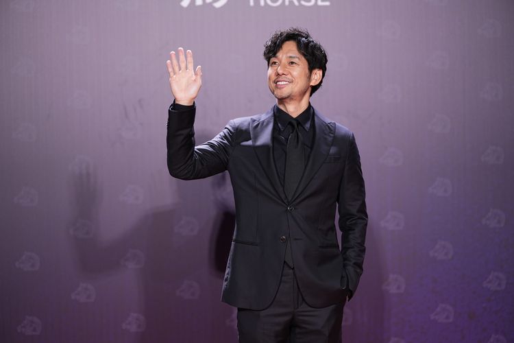 西島秀俊帥翻！揭獎前超暖喊話　熱情握手影帝沾喜氣：根本吉祥物