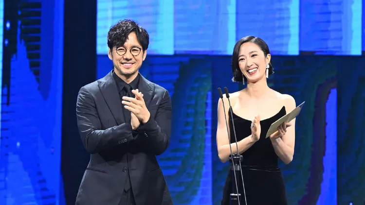 西島秀俊（左）可愛破表，被網友封吉祥物。右為桂綸鎂。金馬執委會提供