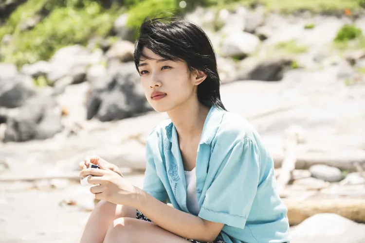 《旅與日子》集結2位日本金獎影后沈恩敬、河合優實參與演出，分別飾演冬日的旅人以及夏日的旅人。天馬行空數位提供