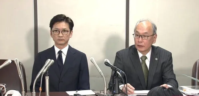 國分太一（左）在律師陪同下，於司法記者俱樂部召開記者會。翻攝ABEMA NEWS