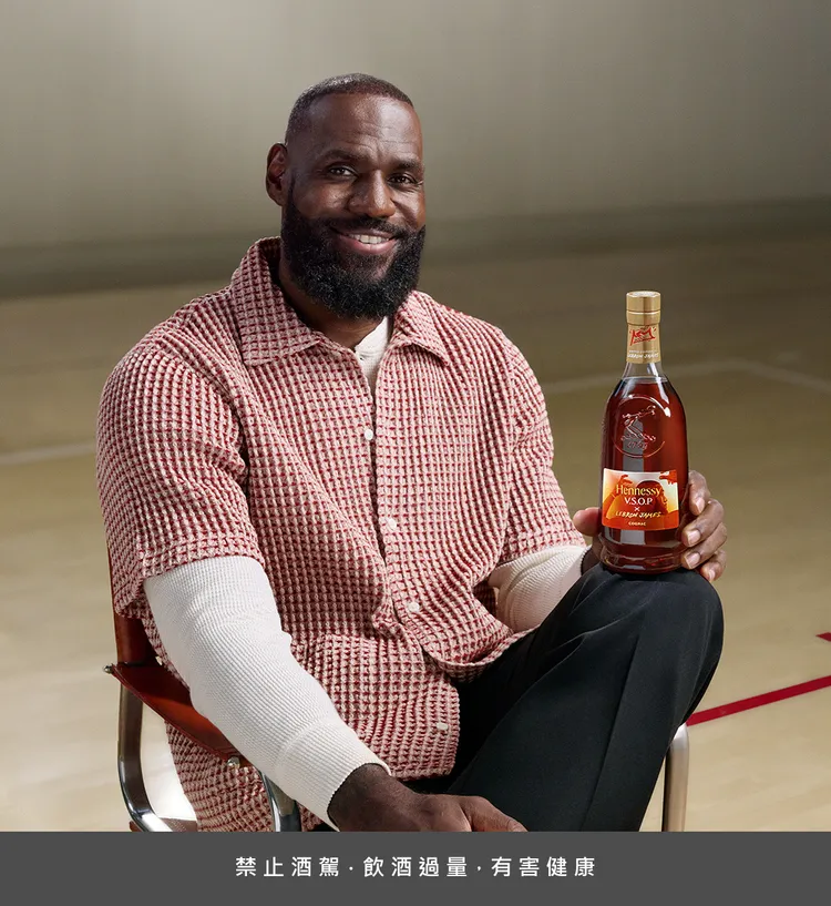 軒尼詩與LeBron James再度攜手，以聯名限量版詮釋「Never stop. Never settle.」的品牌精神。業者提供