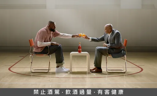 詹皇登瓶！轩尼诗以「加冕」手势致敬王者传奇