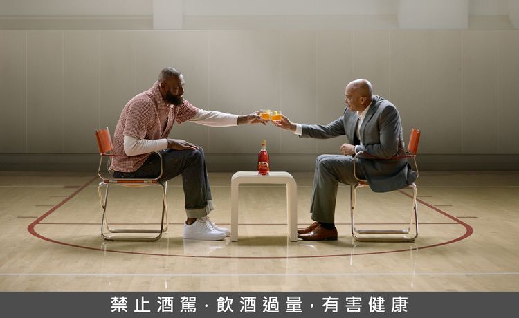 詹皇登瓶!軒尼詩以「加冕」手勢致敬王者傳奇