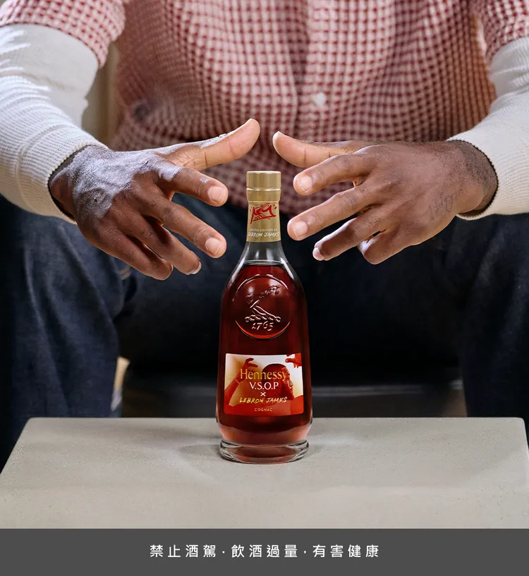 軒尼詩以詹皇經典「加冕」手勢為靈感，打造橙色瓶身，象徵榮耀、力量與自信的王者精神。業者提供